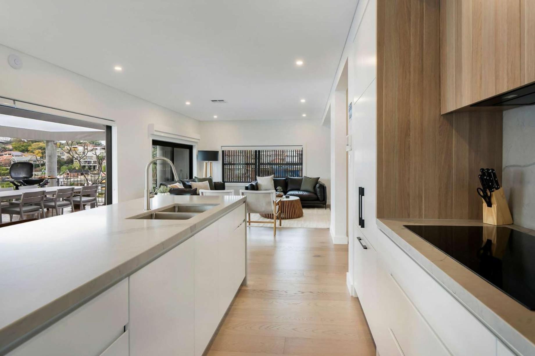 Harbour-front With Views & Parking Apartment *