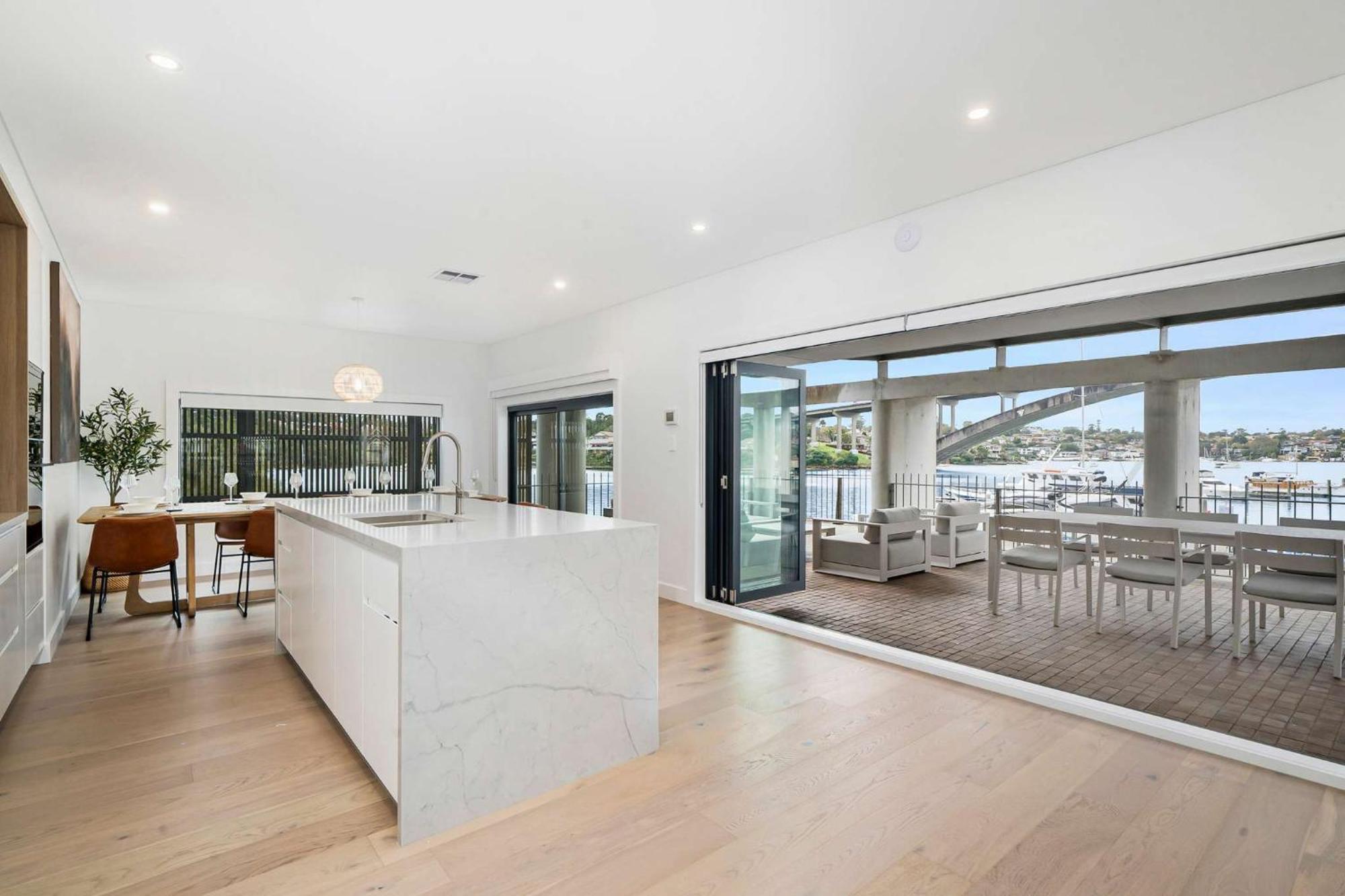Apartment Harbour-front With Views & Parking