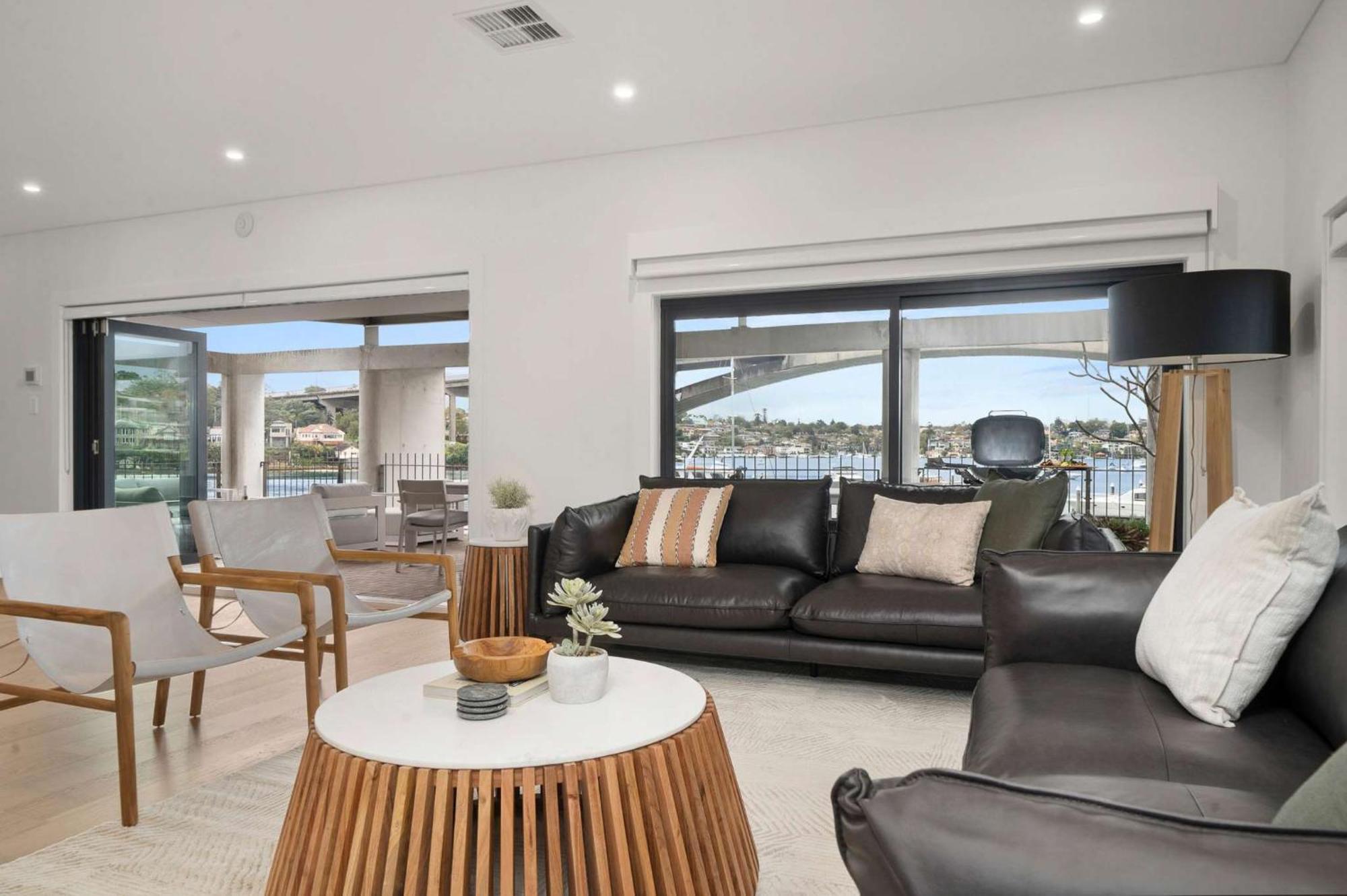 Harbour-front With Views & Parking Apartment *