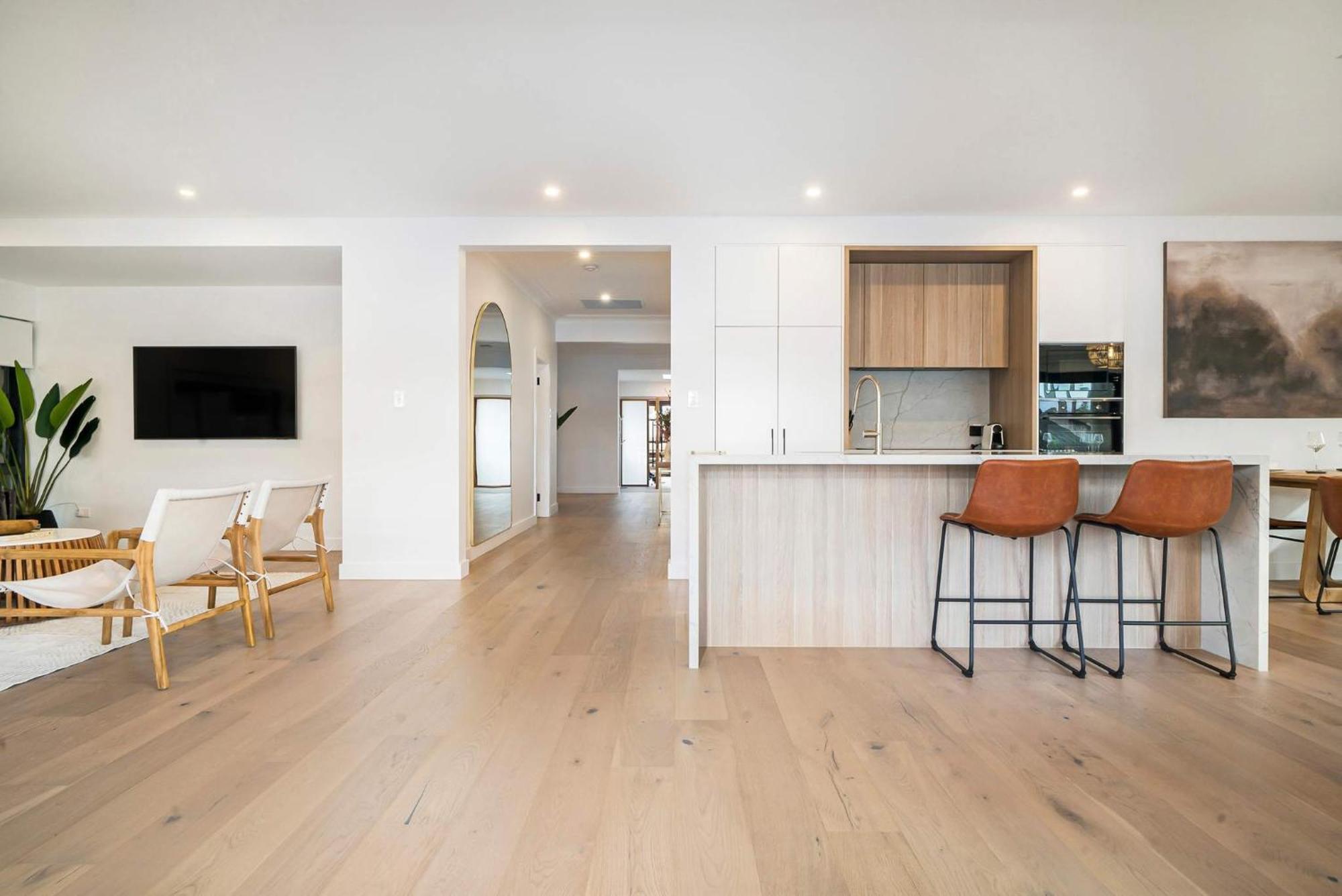 Apartment Harbour-front With Views & Parking *