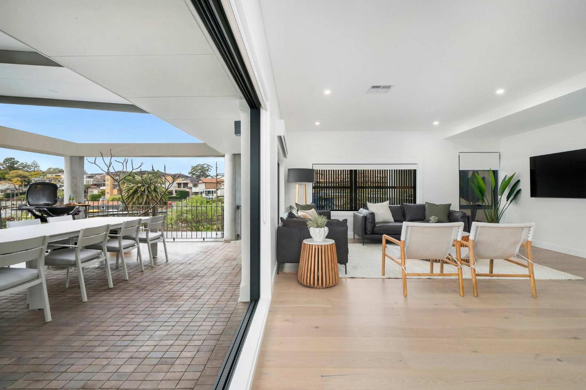 Harbour-front With Views & Parking Apartment Sydney