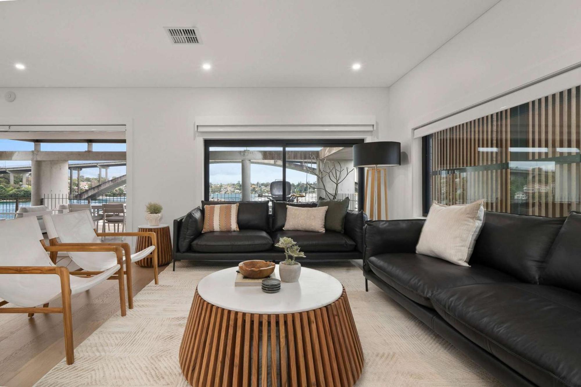 Harbour-front With Views & Parking Apartment *