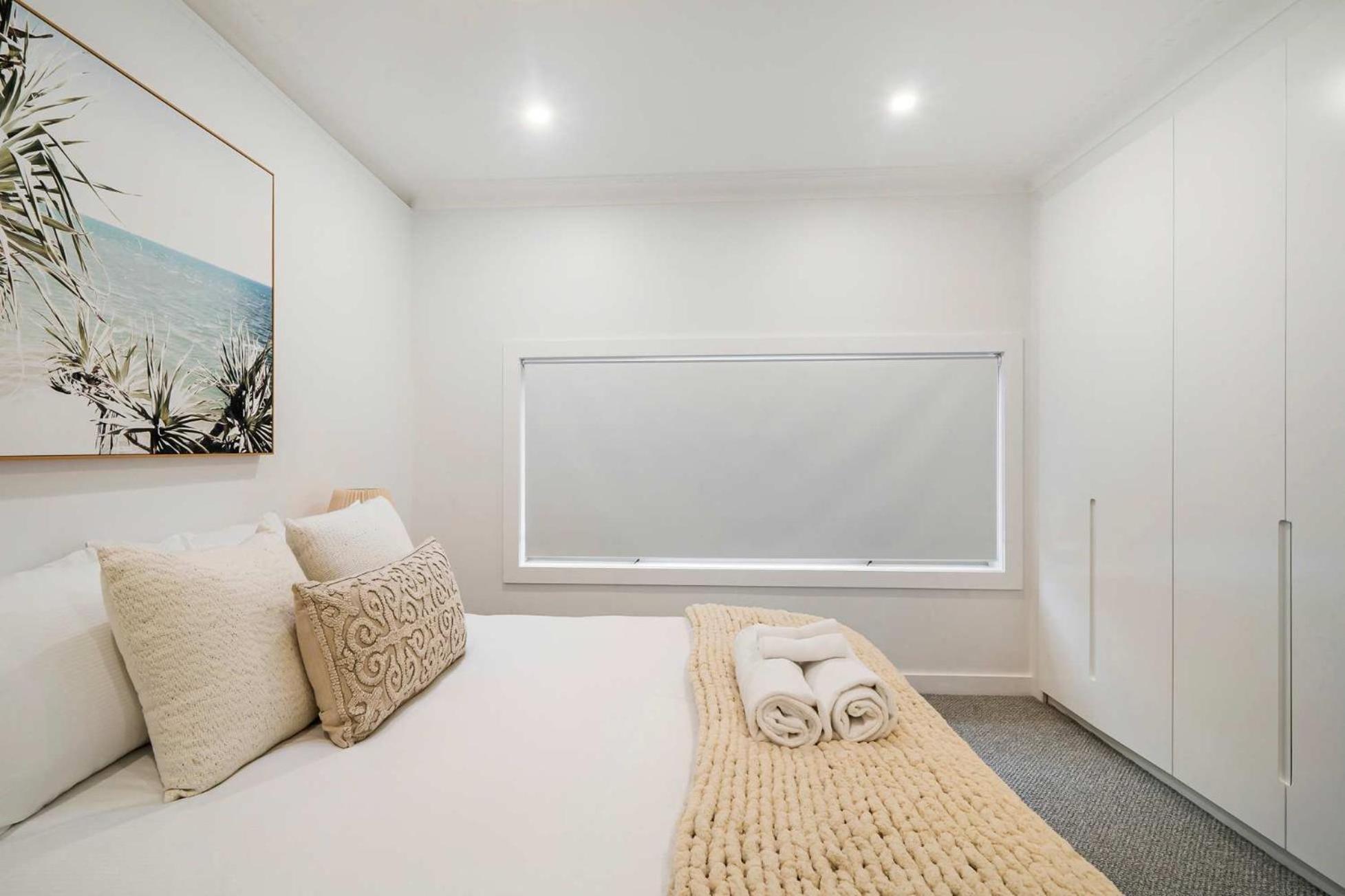 Apartment Harbour-front With Views & Parking Sydney