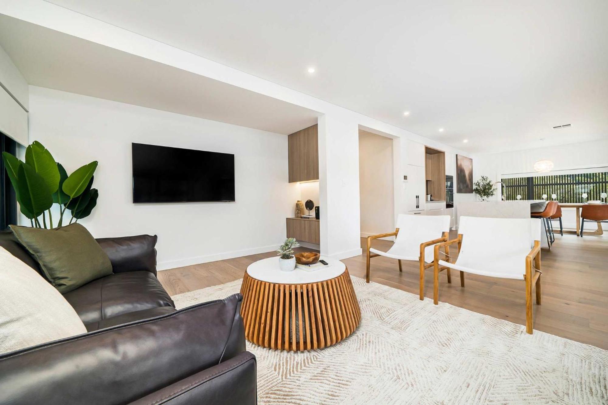 Harbour-front With Views & Parking Apartment