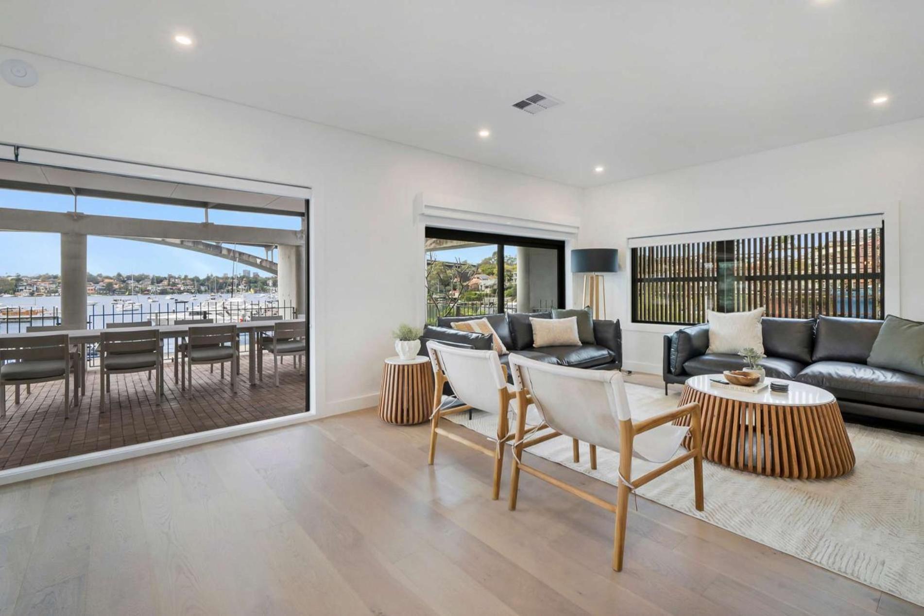 Apartment Harbour-front With Views & Parking