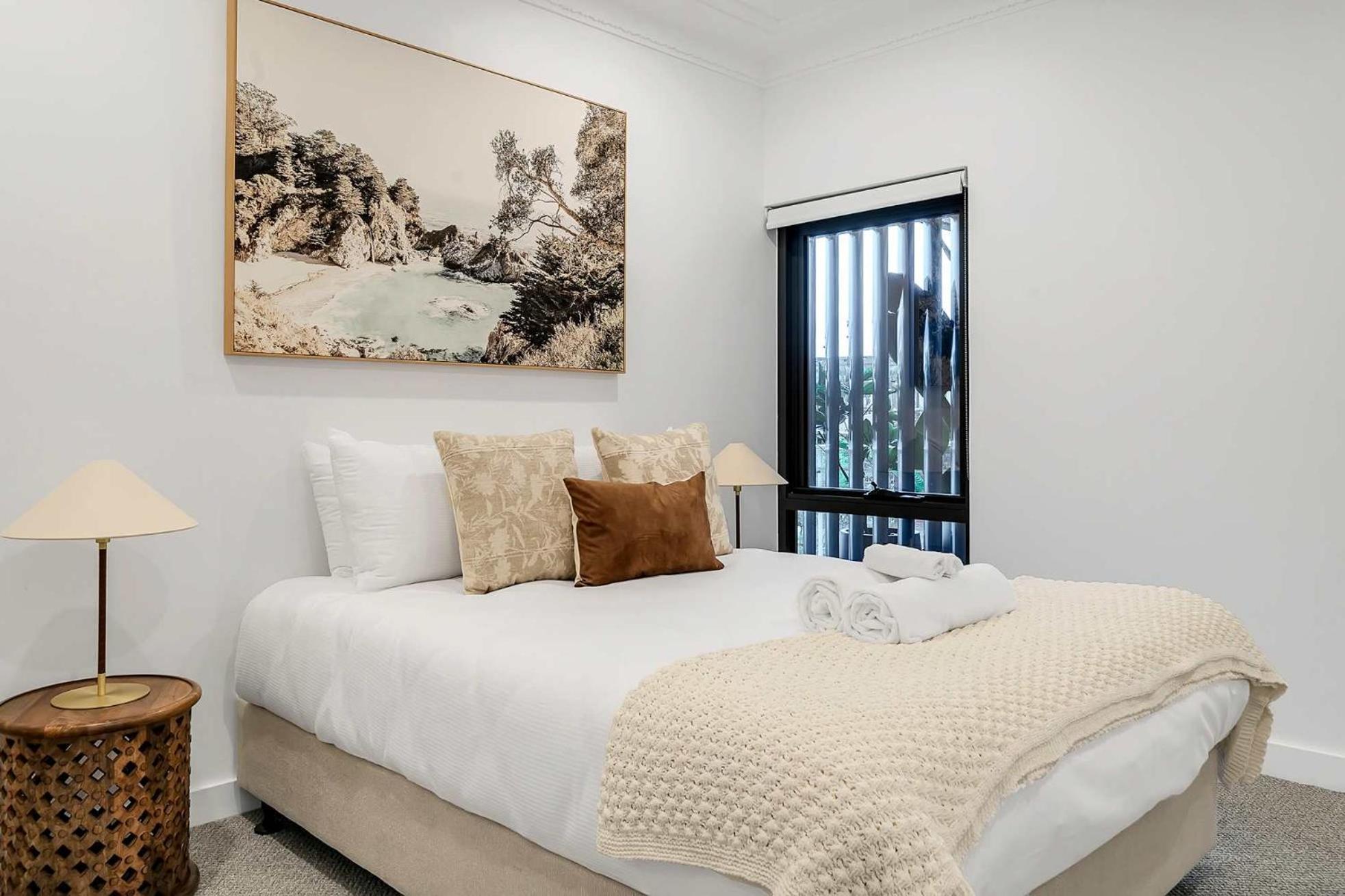 Harbour-front With Views & Parking Apartment *