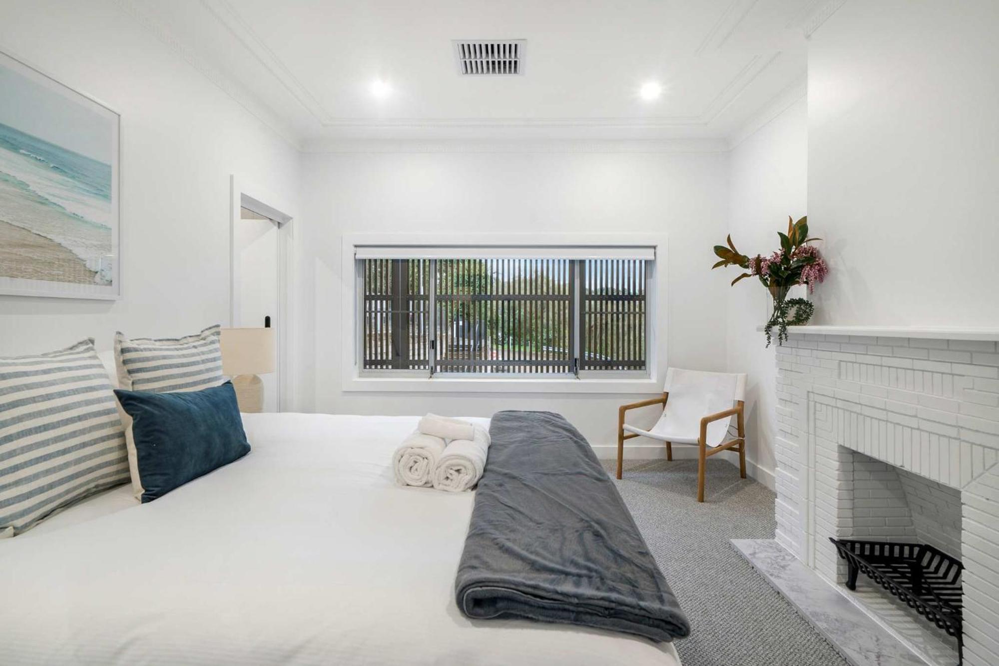 Harbour-front With Views & Parking Apartment
