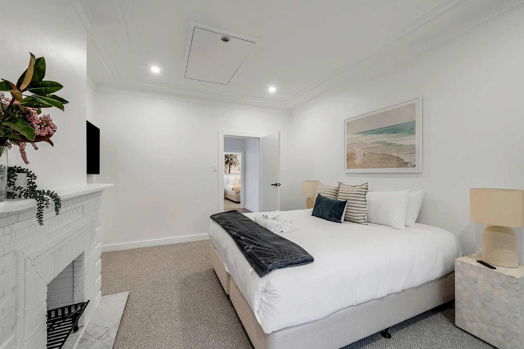 Harbour-front With Views & Parking Apartment *
