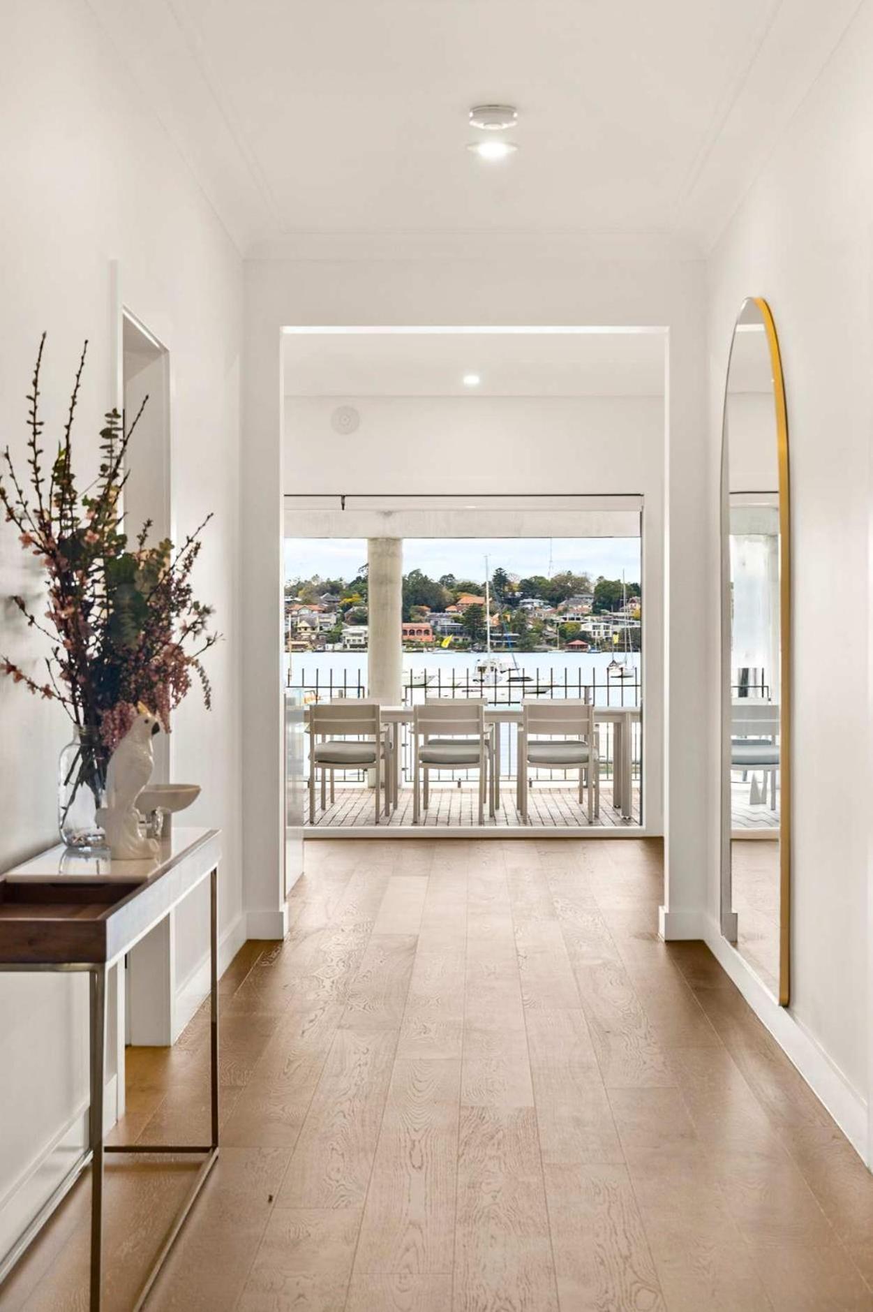 Apartment Harbour-front With Views & Parking *