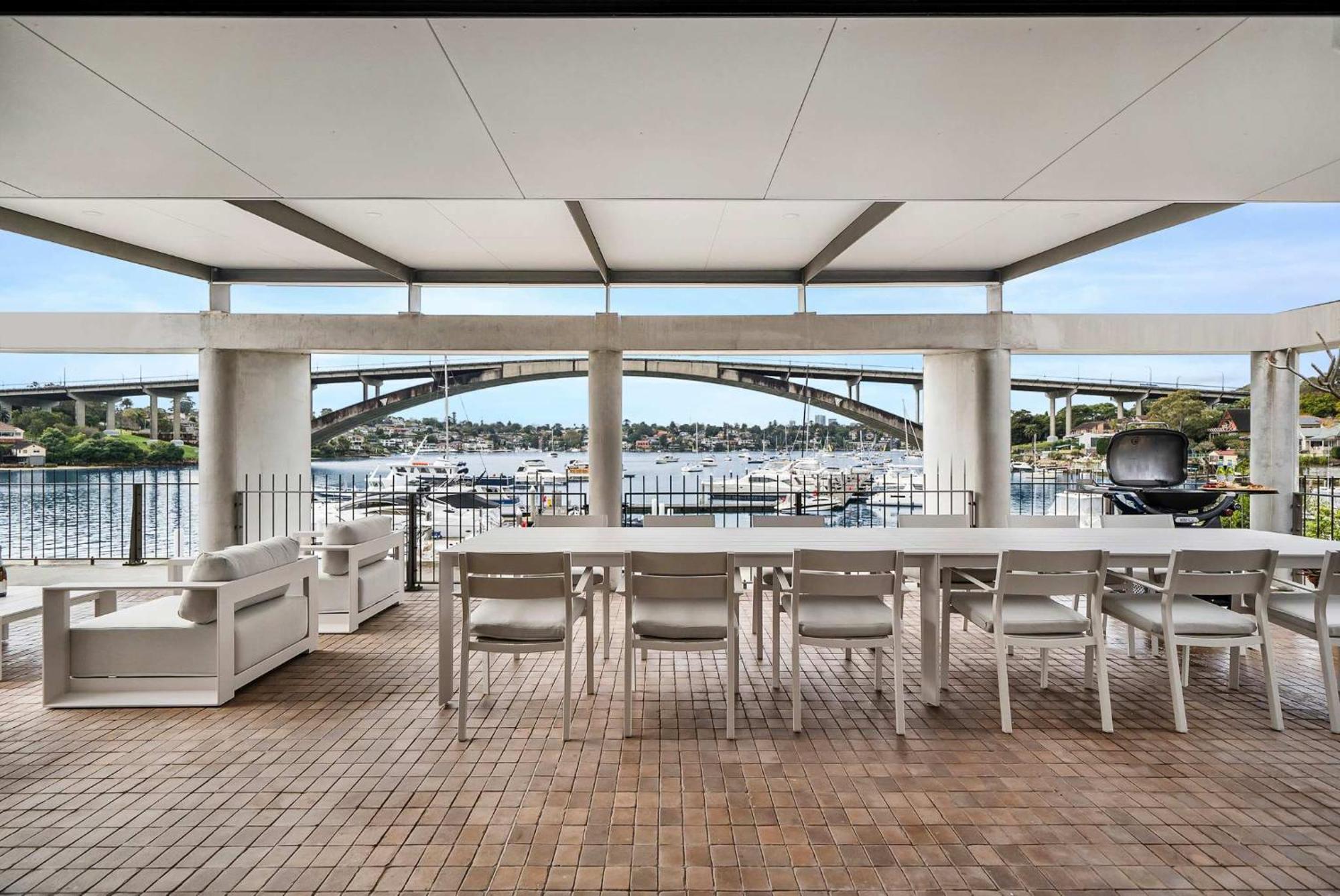 Apartment Harbour-front With Views & Parking *