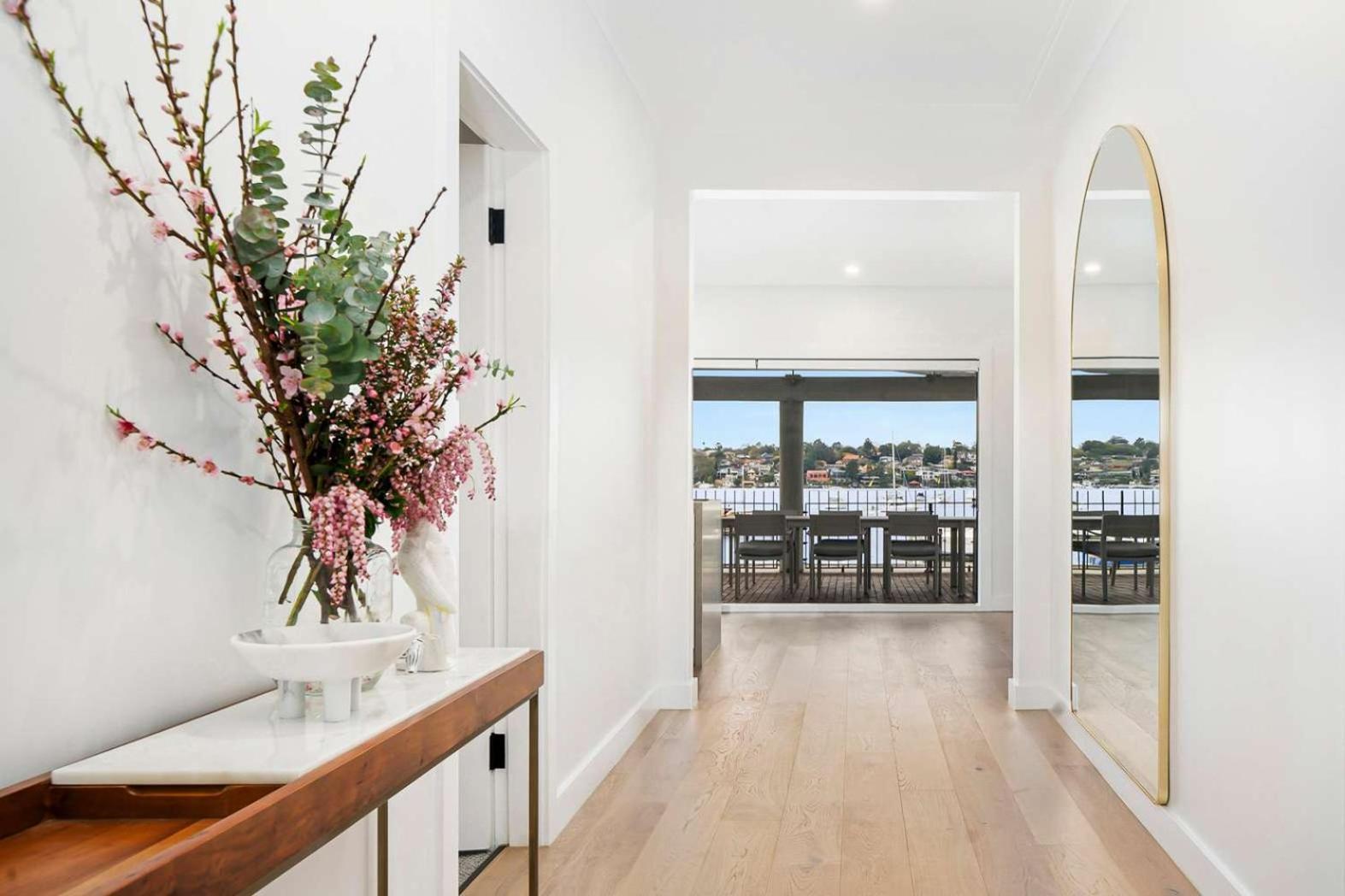 Apartment Harbour-front With Views & Parking Sydney