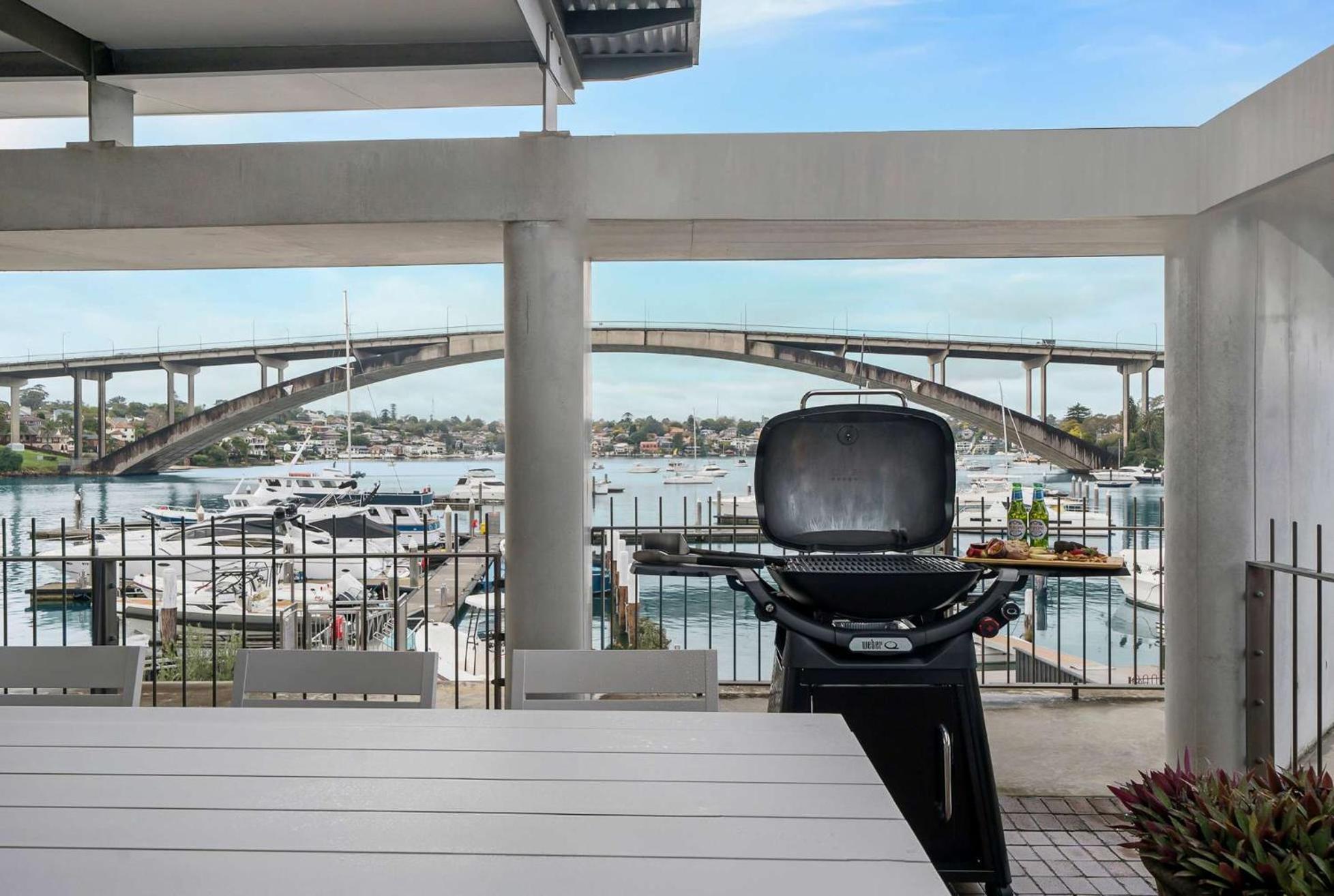 Harbour-front With Views & Parking Apartment *