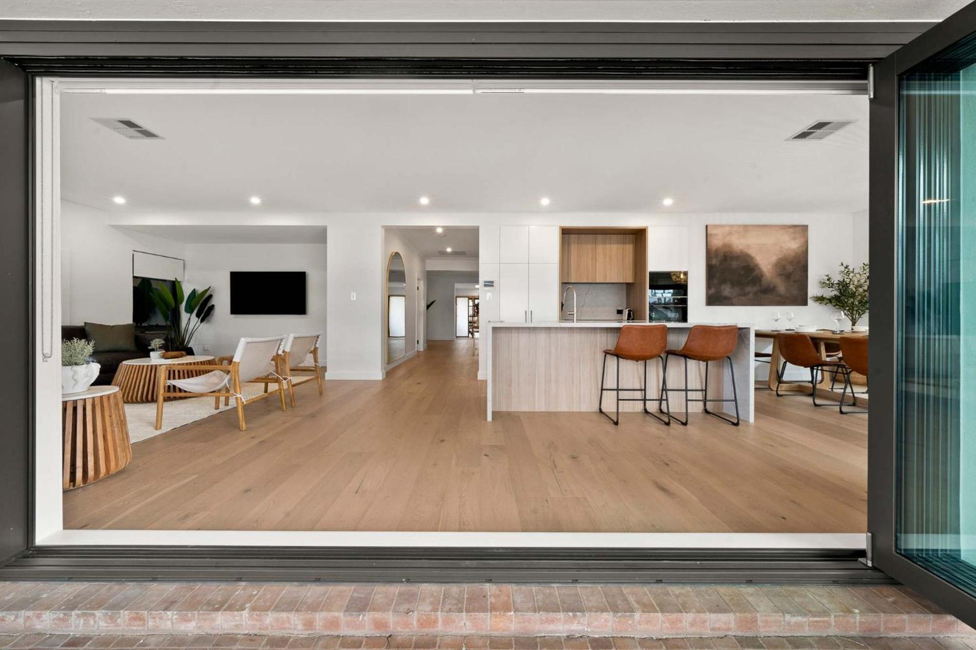 Apartment Harbour-front With Views & Parking *