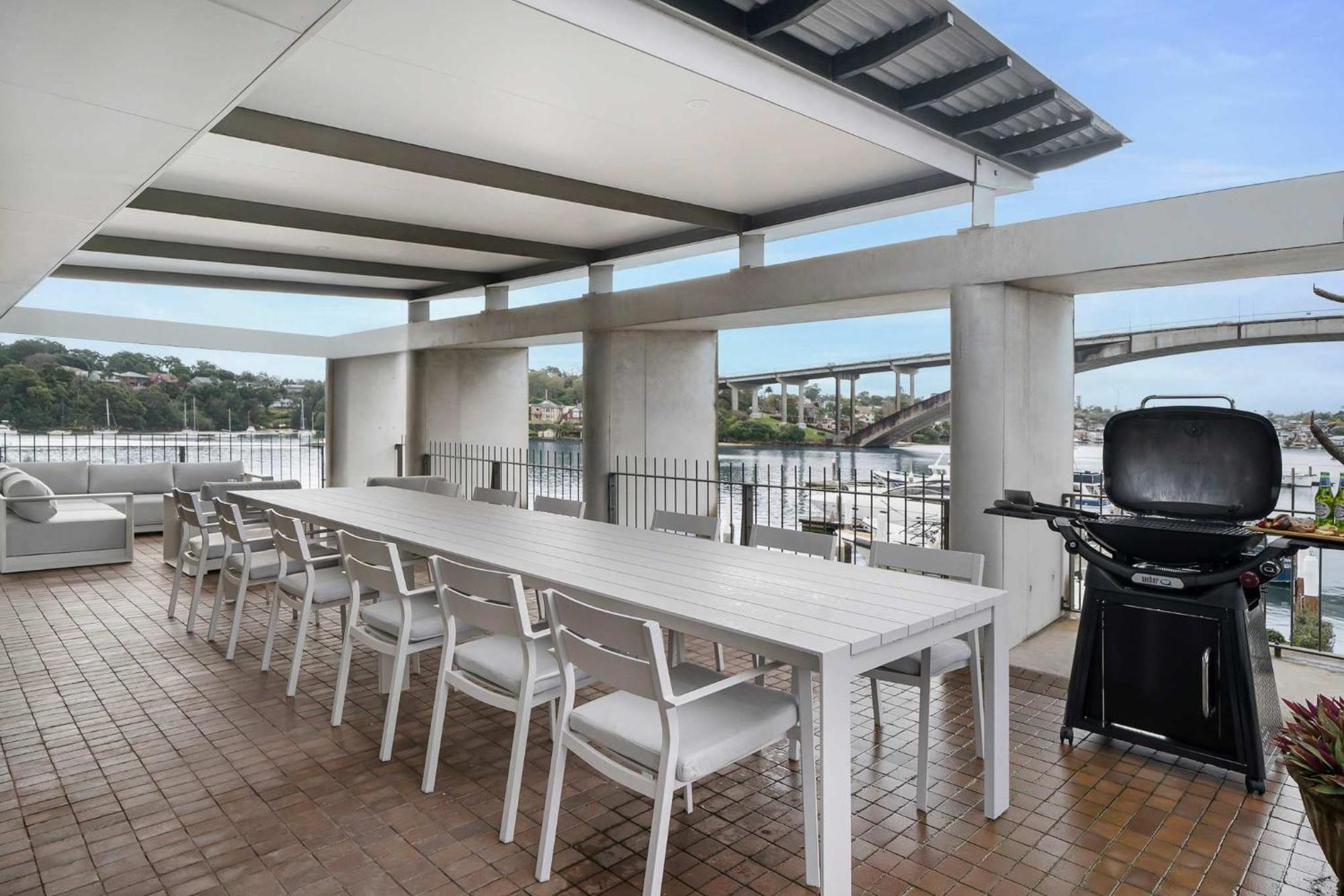 Harbour-front With Views & Parking *