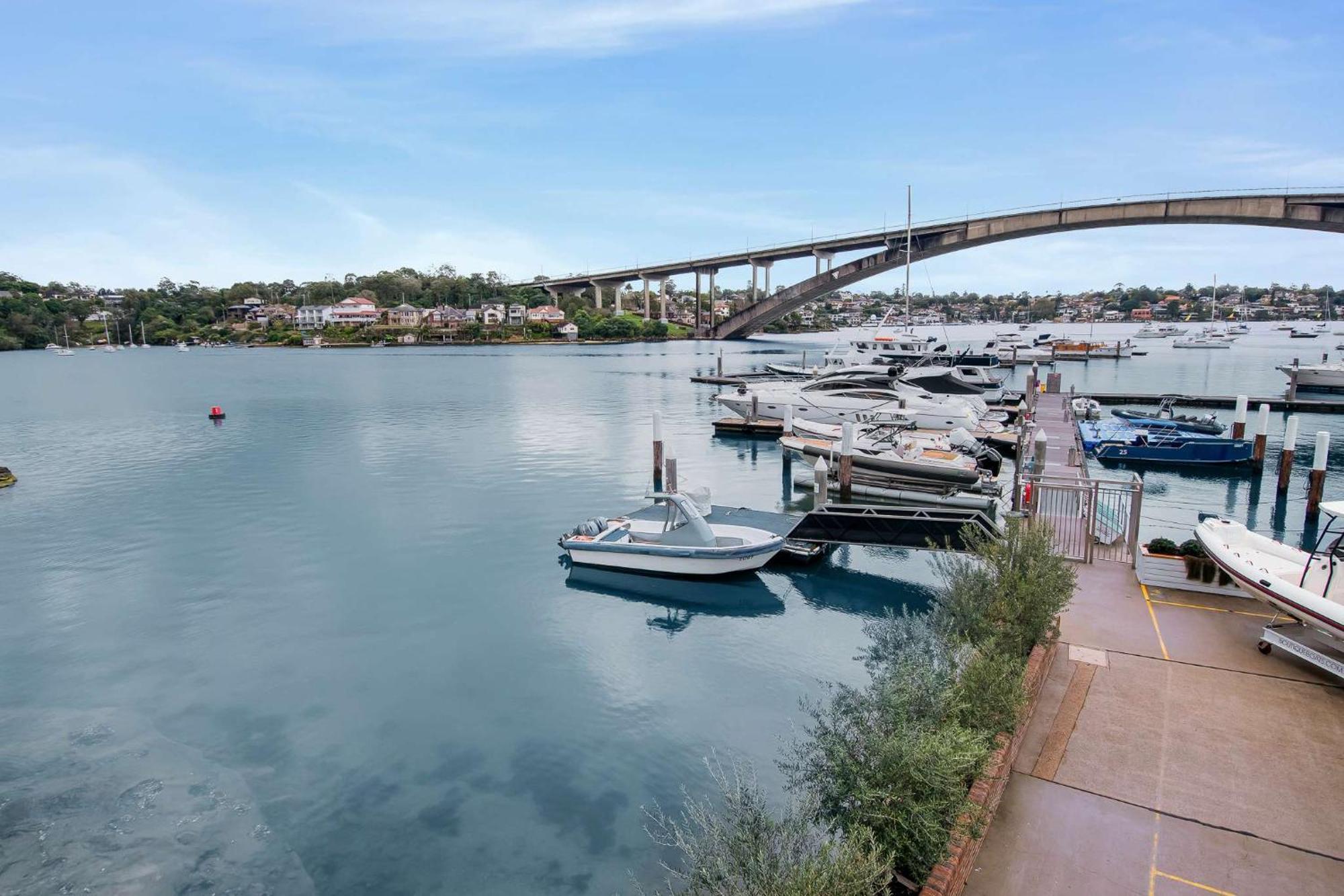 Apartment Harbour-front With Views & Parking *