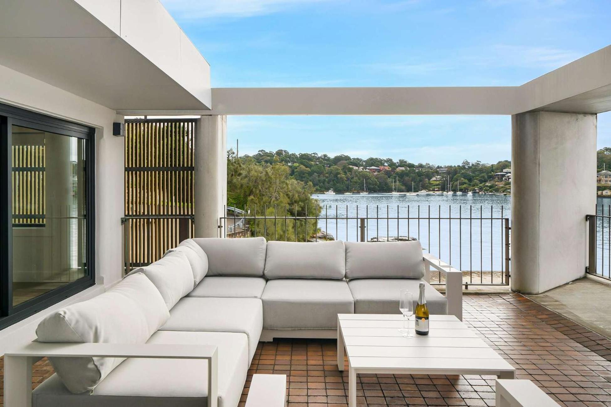 Harbour-front With Views & Parking