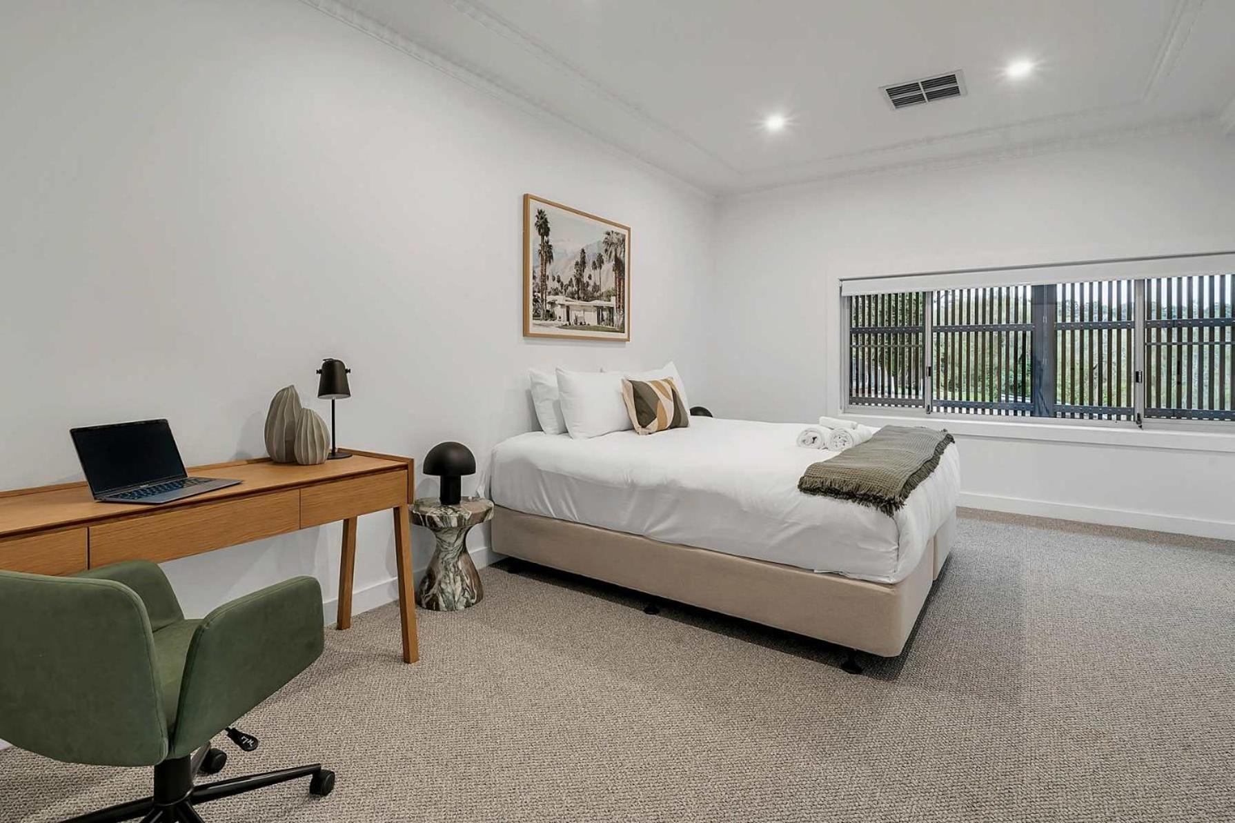 Harbour-front With Views & Parking Apartment