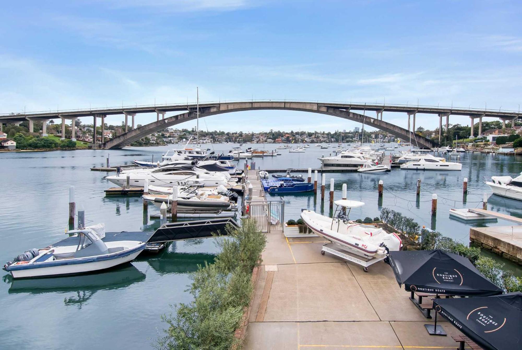 Apartment Harbour-front With Views & Parking